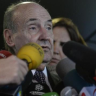 Miquel Roca atiende a los medios, en una imagen de archivo.-AFP