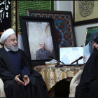 El presidente de Irán, Hasan Rohaní, con la viuda del comandante Soleimani, ante una foto de este, este sábado en Teherán.-