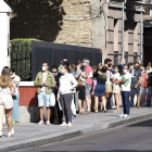 Largas colas en Valladolid para tramitar las ayudas a los Erte.  -M. Á. SANTOS/PHOTOGENIC