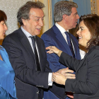 José Antonio de Santiago-Juárez y Soraya Sáenz de Santamaría se saludan instantes antes de la reunión preparatoria de la Conferencia de Presidentes,-ICAL