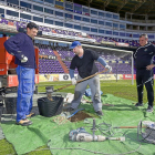 Apertura de uno de los agujeros que sustentarán las porterías de rugby.-Pablo Requejo