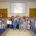 Participantes en el foro posan con el presidente de la Diputación ayer, en el antiguo salón de plenos del Castillo de Fuensaldaña.-EL MUNDO