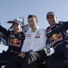 Stéphane Peterhansel, a la izquierda, junto al jefe de Peugeot, Bruno Famin, y su copiloto Jean Paul Cottret.-AP / MARTÍN MEJÍA
