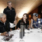 Lam King Min (izquierda), del canal Guangdong Television, con la concursante Rene Dai y el actor Cheung Tak Ming. Detrás, el enólogo de la Bodega Otazu Luis Ruiz.-EFE / JESÚS DIGES
