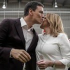 Pedro Sánchez besa a Susana Díaz, durante el comité federal del PSOE.-EFE / EMILIO NARANJO