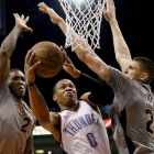 Westbrook entra a canasta entre Bledsoe y Len.-Foto:   AP / MATT YORK