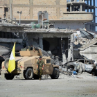 Combatientes de las Fuerzas de Siria Democratica vigilan el centro de la localidad siria de Al Raqa, el 18 de octubre de 2017.-EFE
