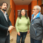 La candidata de Unidad Popular-Izquierda Unida al Congreso, Laura Fernández, junto al procurador en Cortes, José Sarrión (I), momentoos antes de la reunión con el comité de empresa de la Ciuden en Ponferrada-Ical