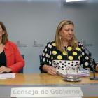 Las consejeras de Agricultura y portavoz y de Economía y Hacienda, Milagros Marcos y Pilar del Olmo, respectivamente, durante la rueda de prensa posterior al Consejo de Gobierno de Castilla y León-ICAL