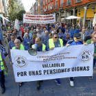 Pensionistas durante la manifestación ayer, llegando a la Plaza Mayor.-J.M. LOSTAU