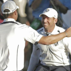 Sergio García abraza a Martin Kaymer tras embocar el alemán el putt definitivo en la Ryder del 2012.-AP / CHARLIE RIEDEL