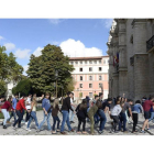 Un grupo de alumnos de la Universidad de Valladolid recorre las calles de esta ciudad cogidos de la mano y con la cara pintada, durante las tradionales novatadas que se realizan con motivo de la apertura del curso académico-Efe