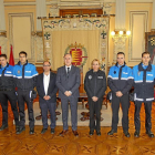 Los nuevos miembros del cuerpo de Policía Municipal en el acto de jura al que asistieron Luis Vélez, Antnoio Gato y Julia González Calleja.-J. M. LOSTAU