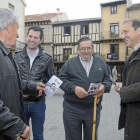 Luis Tudanca conversa con varios vecinos del municipio segoviano de Sepúlveda.-Ical