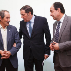 El consejero de Sanidad, Antonio María Sáez, junto al delegado terriotorial, Manuel López (D) y el presidente de la Hermandad de donantes de Sangre de Soria, José Luis Molina (I) momentos antes de la reunión Consejo de Dirección de su departamento..-ICAL