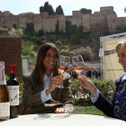 Maite Geijo y su hija Teresa Espeso brindan con uno de sus vinos frente a la alcazaba de Málaga, sede de su proyecto vitivinícola-