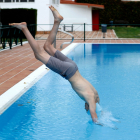 Un joven se lanza de cabeza a la piscina de Juan de Austria en el primer día ofcial de apertura . PHOTOGENIC