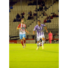 El mediocentro blanquivioleta Álex López avanza con el balón, seguido por el rojiblanco Campillo.-PHOTO-DEPORTE