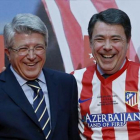 González, con la camiseta del Atlético, junto a Cerezo.-ARCHIVO / EFE / J. MARTÍN