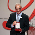 El rector de la Universidad de Salamanca, Daniel Hernández Ruipérez, recoge la Medalla de Oro de Castilla y León, otorgada a la institución salmantina que el próximo año celebrará su VIII Centenario.-ICAL