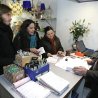 El secretario general de Podemos en Castilla y León, Pablo Fernández, y la candidata al Congreso, Ana Marcello, encabezan la Ruta del pequeño comercio de la formación en la capital leonesa.-ICAL