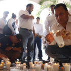 Un grupo de policías acompañados de familiares y colectivos ciudadanos protestan el pasado miércoles en la ciudad de Guadalajara, ante el asesinato de al menos seis de sus colegas por el crimen organizado en el estado de Jalisco.-EFE / FRANCISCO GUASCO
