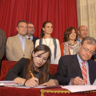 Los candidatos de Ciudadanos y PP en León suscribieron ayer un acuerdo que aupará al ‘popular’ Antonio Silván a la Alcaldía de León y dará «estabilidad» al Ayuntamiento. Los votos favorables de la formación naranja deberán contar con el beneplácito del Co-Ical