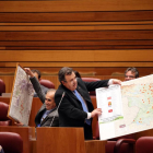 José Ignacio Martín Benito muestra con la ayuda de Luis Briones un mapa con los 119 ayuntamientos de León y Zamora que apoyan la construcción de la biorrefinería de Barcial del Barco.-MIRIAM CHACÓN / ICAL