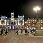 Plaza Mayor de Valladolid iluminada por la noche.-J. M. LOSTAU