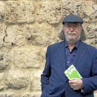 Joaquín Díaz, ayer en Valladolid, con su libro de memorias sobre la depresión.-ICAL