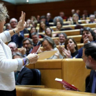 La senadora Mireia Cortes junto a Mariano Rajoy, durante el intercambio de regalos envenenados.-JUAN MANUEL PRATS
