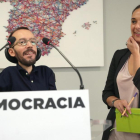 Pablo Echenique y Noelia Vera durante la rueda de prensa que ofrecieron tras la reunión del Consejo de Coordinación de Podemos.-ZIPI (EFE)