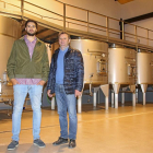 Pablo Calleja Zamora (i) y Honorato Calleja González posan ante los depósitos de elaboración en la bodega de Amusquillo. Abajo, panorámica del viñedo.-M.T.