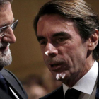 Los expresidentes José María Aznar y Mariano Rajoy en una convención del PP de 2015.-JOSÉ LUIS ROCA