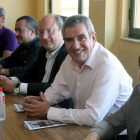 El candidato a la Secretaría General del PSOE de Castilla y León Julio Villarrubia mantiene un encuentro con militantes del partido en la localidad salmantina de Doñinos-Ical
