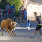 Uno de los mozos más valientes cita al toro en el encierro.-Pablo Requejo