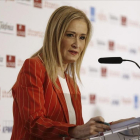 La presidenta de Madrid, Cristina Cifuentes, en una intervención pública reciente en un desayuno informativo en Madrid.-PACO CAMPOS / EFE