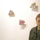 Ignacio Gil posa junto a las obras de ‘Noise’, en el Museo de la Cerámica de Aranda de Duero.-ICAL