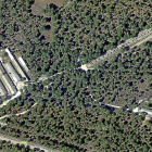 Vista aérea de las instalaciones de ‘La Fraila’. Abajo, entrada a la finca en la carretera VA-204.-GGL MPS / SW