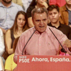 El secretario general del PSOE madrileño, José Manuel Franco, interviene durante un acto de la precampaña socialista, en Alcorcón (Madrid).-