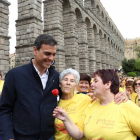 Pedro Sánchez abraza a dos simpatizantes y recibe una rosa de una de ellas en su visita a Segovia-Ical