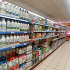 Pasillo de un supermercado de Castilla y León con plena disponibilidad de productos lácteos.- ICAL