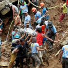 Equipos de socorristas sacan de la mina el cadáver de uno de los mineros víctimas del tifón Mangkhut.-REUTERS / HARLINGTON PALANGCHAO