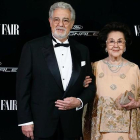 Plácido Domingo posa con su mujer Marta Ornelas a su llegada al acto, el lunes en Madrid, en el que ha recibido el galardón "Vanity Fair personaje del año".-EFE / JUANJO MARTÍN