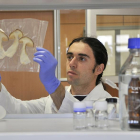 Carlos Moro, con una de las muestras de los hongos en el laboratorio del Centro de los Alimentos.-VALENTÍN GUISANDE