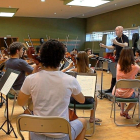 López Cobos dirige a sus alumnos en una escena del documental ‘Música en sus manos’.-SEMINCI
