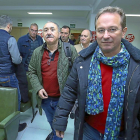 El secretario general confederal de UGT, Pepe Álvarez (I), y el secretario general de FICA-UGT, Pedro Hojas (D), durante su visita al Bierzo. -ICAL