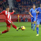 Pedro Porro intenta levarse el balón ante la presencia de Antunes y Mata en el Girona-Getafe de la pasada temporada.-ANIOL RESCLOSA