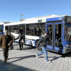 Parada en la localidad de La Cistérniga de los autobuses urbanos llegados desde Valladolid .-J. M. Lostau