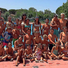 Algunos de los participantes en el acto de natación solidario celebrado en la urbanización Coto del Cardiel de Viana de Cega.-E.M.